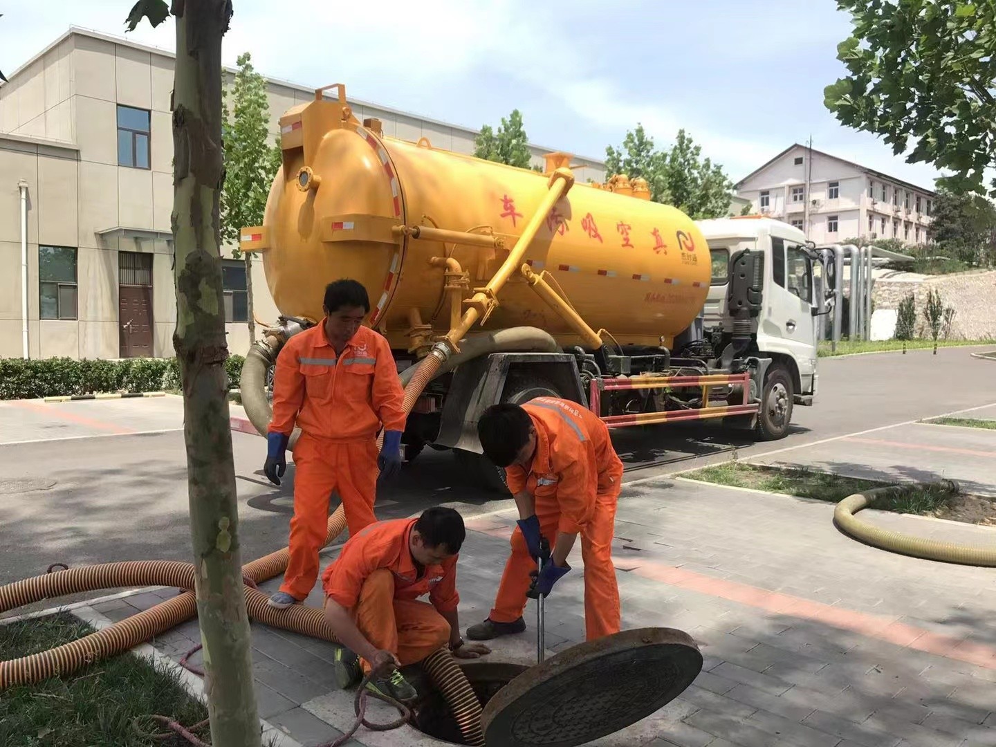 布吉管道疏通车停在窨井附近