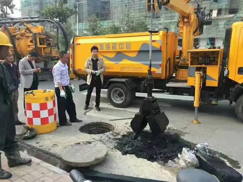 布吉街道：网格员化身“清道夫”，为民解忧疏通“堵心”化粪池